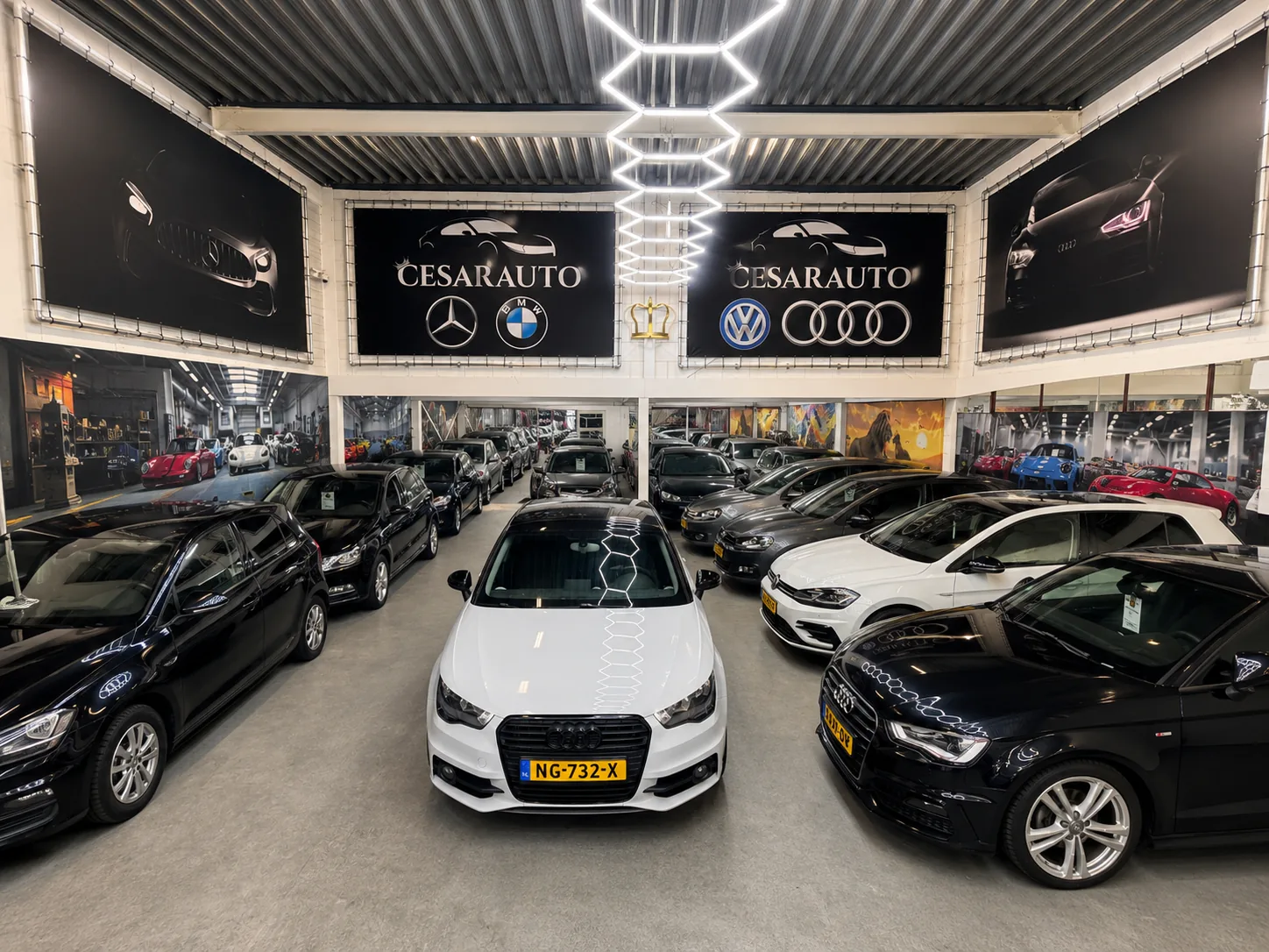 De showroom van Cesar Auto in Zaandam